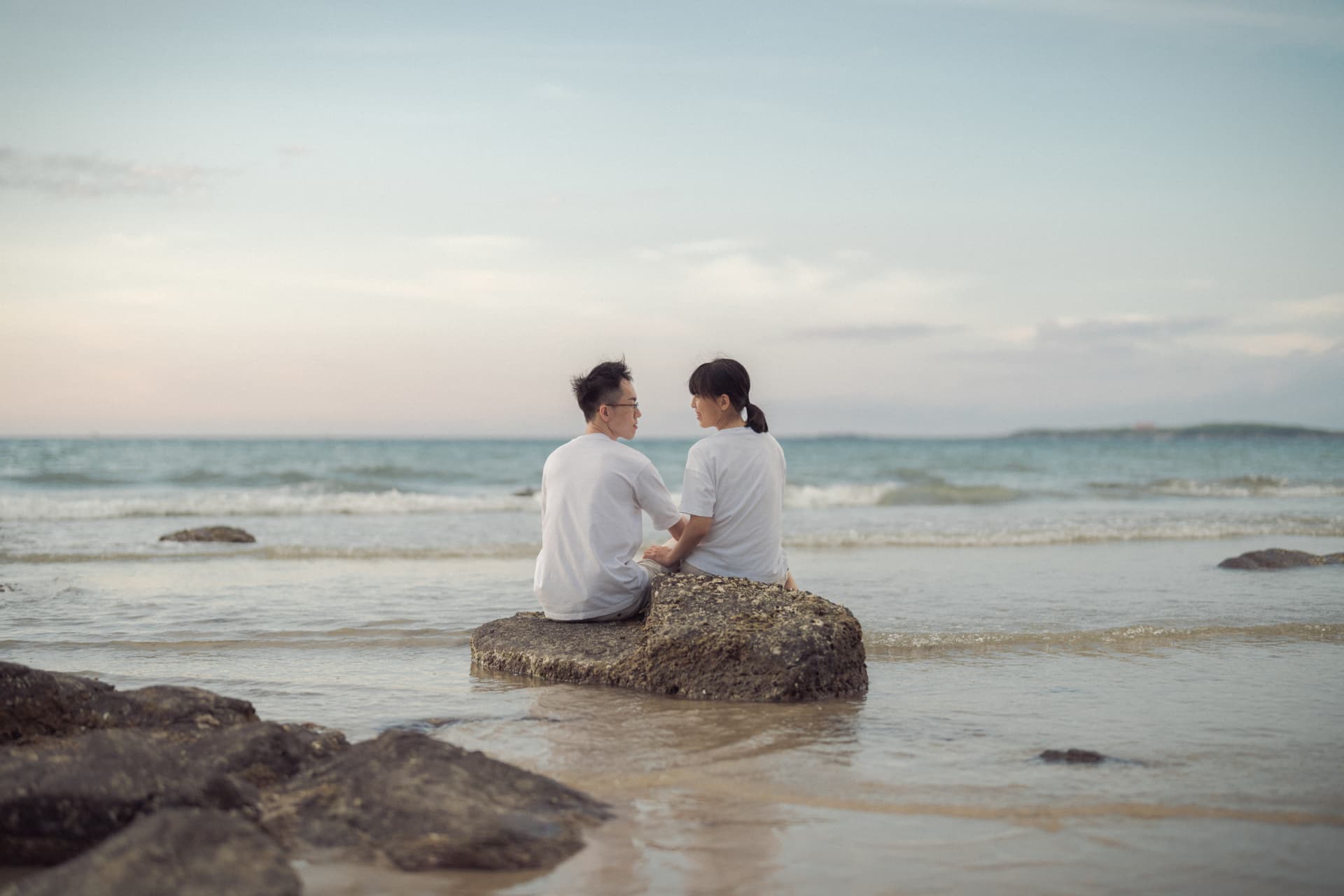 Mao and Rex look at each other by the sea